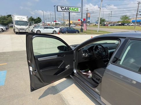Used 2019 Volkswagen Passat 2.0T Wolfsburg FWD image 16