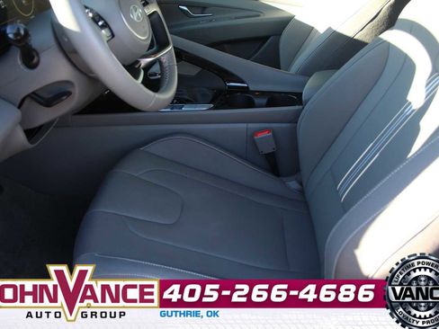 Used 2025 Hyundai Elantra SEL image 22