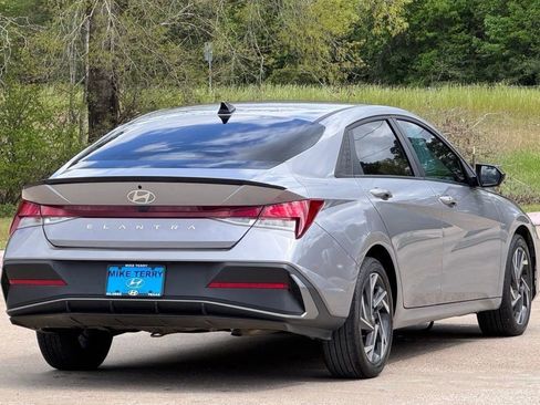Certified 2025 Hyundai Elantra Sport image 12