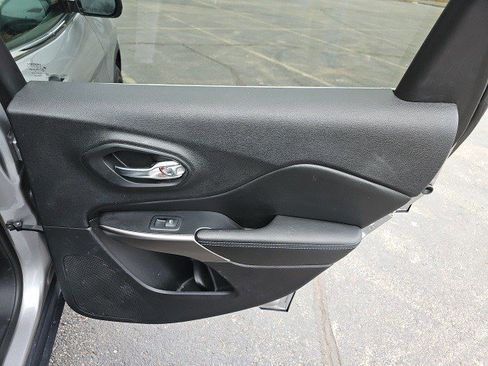 Used 2019 Jeep Cherokee Latitude Plus w/ Cold Weather Group image 17