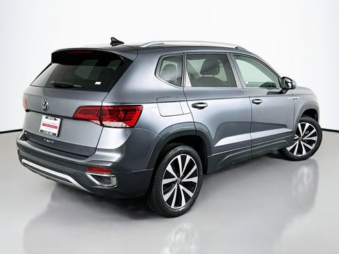 Used 2022 Volkswagen Taos SE w/ Panoramic Sunroof Package image 14