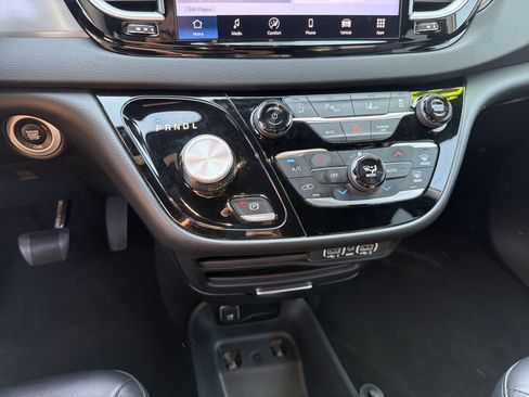 Used 2025 Chrysler Pacifica Select image 8