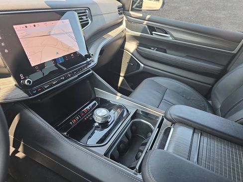 Used 2024 Jeep Wagoneer Series II w/ Flexible Seating Group RWD image 24