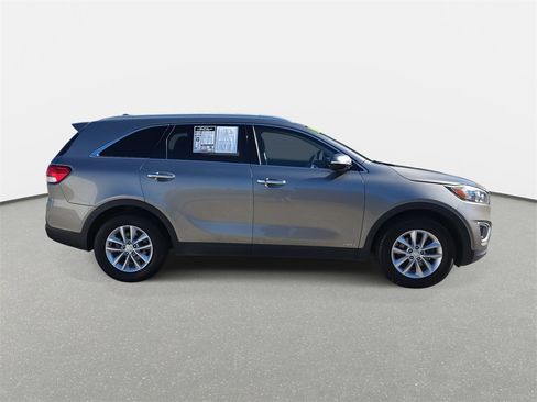 Used 2017 Kia Sorento LX w/ LX Convenience Package image 4