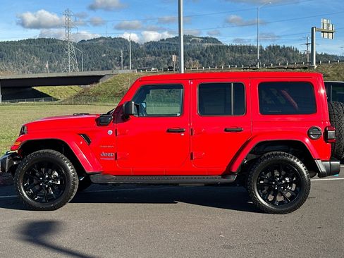 Used 2022 Jeep Wrangler Unlimited Sahara w/ Cold Weather Group AWD/4WD image 6