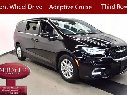 Used 2025 Chrysler Pacifica Select