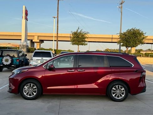 Used 2026 Toyota Sienna XLE FWD image 8