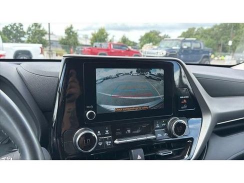 Certified 2025 Toyota Highlander LE FWD image 30