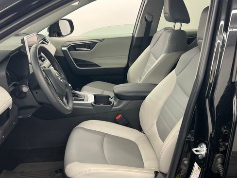 Used 2025 Toyota RAV4 XLE Premium image 8
