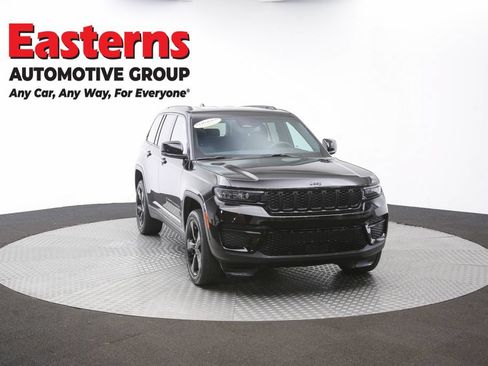 Used 2024 Jeep Grand Cherokee Laredo AWD/4WD image 52