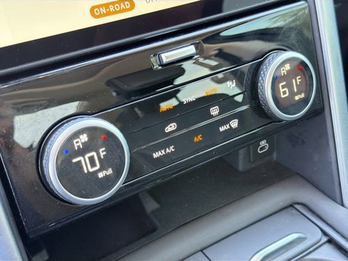 Used 2022 Land Rover Discovery S image 32