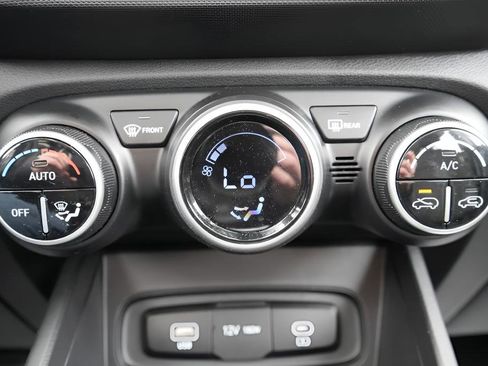 Certified 2025 Hyundai Venue SEL FWD image 33