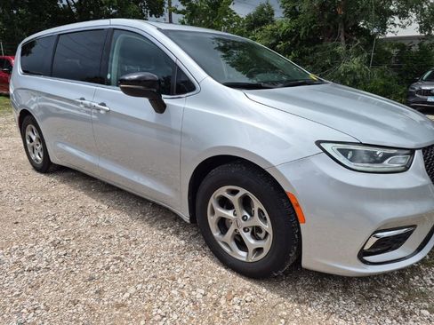 Used 2024 Chrysler Pacifica Limited image 4