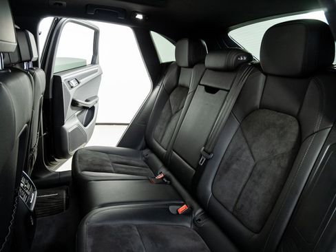 Used 2020 Porsche Macan image 20