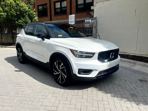 Used 2022 Volvo XC40 T5 R-Design AWD/4WD image 2