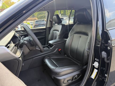 Used 2023 Jeep Grand Cherokee Limited w/ Black Appearance Package AWD/4WD image 12