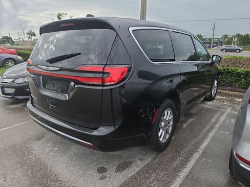 Used 2023 Chrysler Pacifica Touring-L FWD image 5