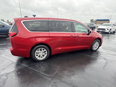 Used 2025 Chrysler Pacifica Select FWD image 4