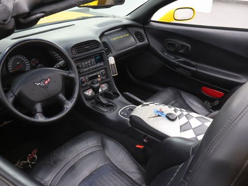 Used 2000 Chevrolet Corvette Convertible w/ Memory Pkg RWD image 34