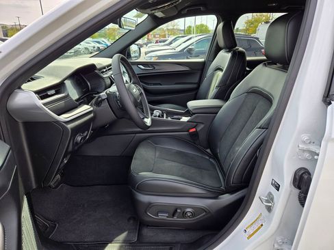 New 2025 Jeep Grand Cherokee Altitude image 23