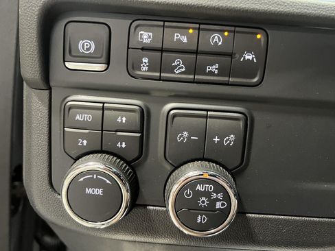 Used 2025 Chevrolet Suburban Z71 AWD/4WD image 15