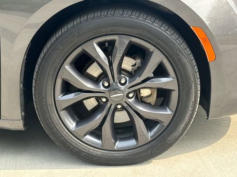 Used 2019 Chrysler Pacifica Touring Plus w/ S Appearance Package FWD image 11