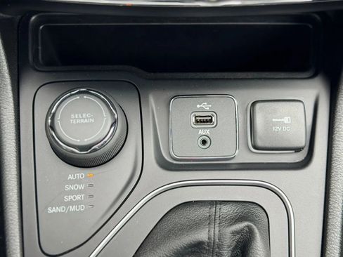 Used 2019 Jeep Cherokee Latitude Plus w/ Cold Weather Group image 31