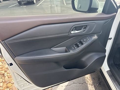 Used 2023 Nissan Rogue SV w/ SV Premium Package image 13