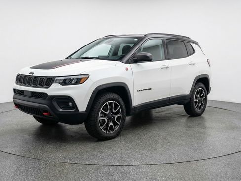 Used 2025 Jeep Compass Trailhawk AWD/4WD image 3