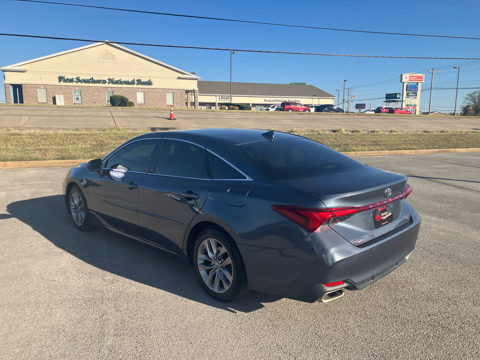 Used 2019 Toyota Avalon XLE w/ Moonroof Package FWD image 5