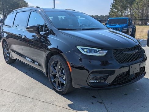 New 2026 Chrysler Pacifica Select FWD image 2