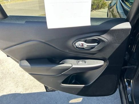 Used 2019 Jeep Cherokee Limited w/ Technology Group AWD/4WD image 27