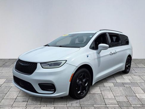 Used 2021 Chrysler Pacifica Limited w/ S Appearance Package FWD image 3