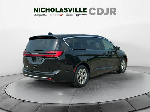 Used 2024 Chrysler Pacifica Limited FWD image 5