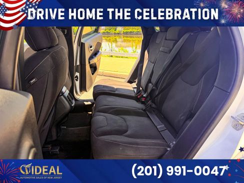 Used 2016 Jeep Cherokee Latitude w/ Cold Weather Group AWD/4WD image 16