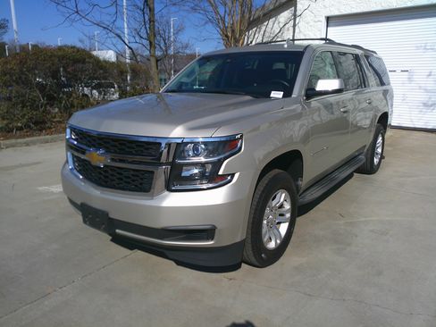 Used 2017 Chevrolet Suburban LT image 6