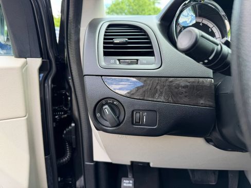 Used 2019 Dodge Grand Caravan SE FWD image 22