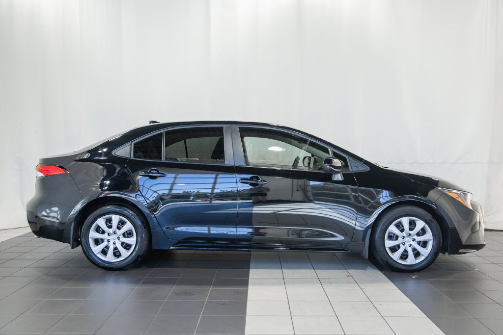 Used 2025 Toyota Corolla LE FWD image 3