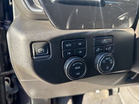 Used 2022 Chevrolet Silverado 1500 LT w/ Z71 Off-Road Package AWD/4WD image 11