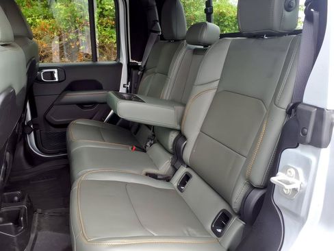 Used 2024 Jeep Gladiator Mojave AWD/4WD image 12
