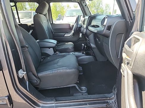 Used 2018 Jeep Wrangler Unlimited Sahara w/ Connectivity Group AWD/4WD image 29