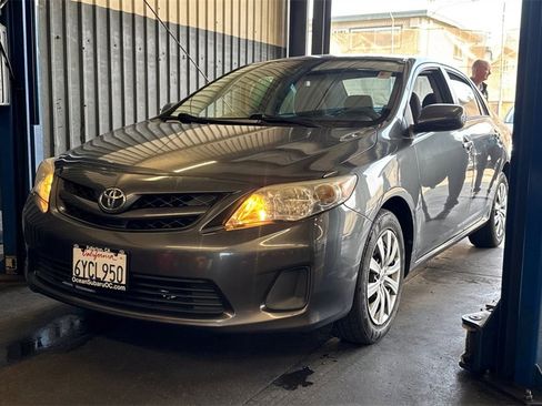 Used 2012 Toyota Corolla LE image 2
