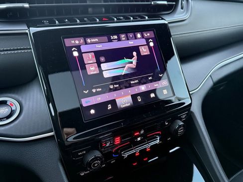 New 2025 Jeep Grand Cherokee L Altitude image 18