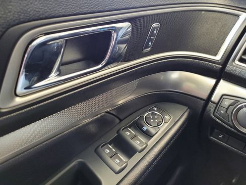 Used 2018 Ford Explorer XLT w/ Equipment Group 202A AWD/4WD image 27