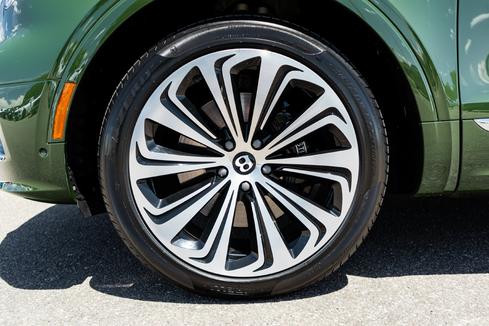 Certified 2022 Bentley Bentayga AWD/4WD image 6