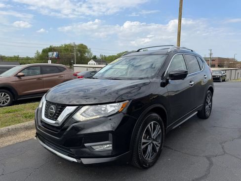 Used 2019 Nissan Rogue SV w/ Premium Package FWD image 3