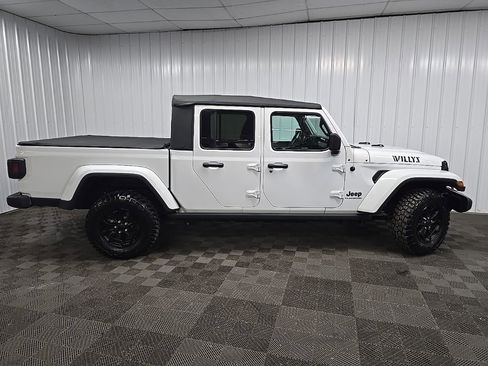 Used 2022 Jeep Gladiator Willys image 2