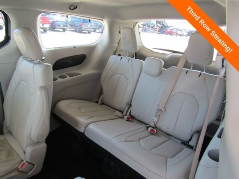 Used 2021 Chrysler Pacifica Touring-L FWD image 19