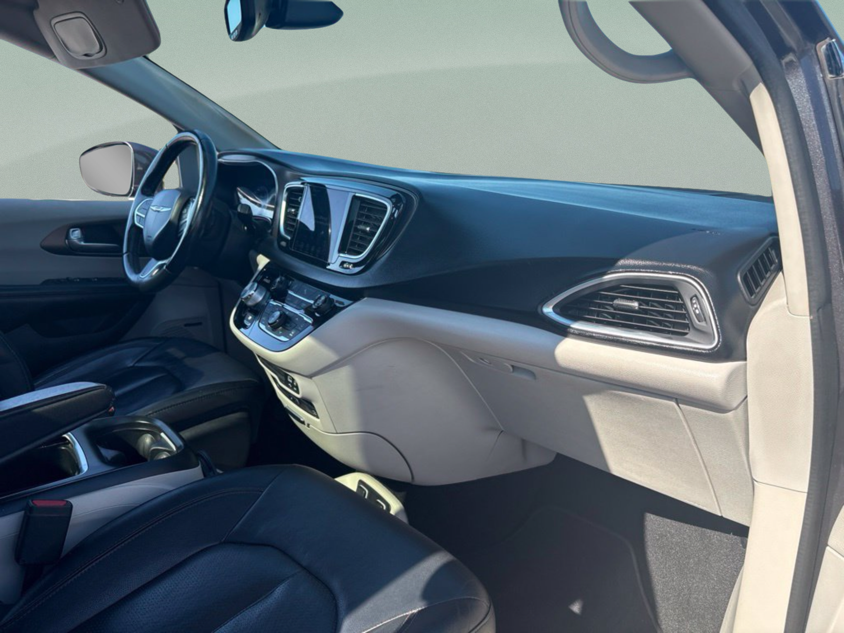 Used 2018 Chrysler Pacifica Touring-L Plus w/ Tire & Wheel Group FWD image 25