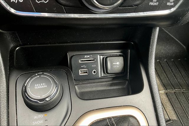 Used 2017 Jeep Cherokee Limited AWD/4WD image 16